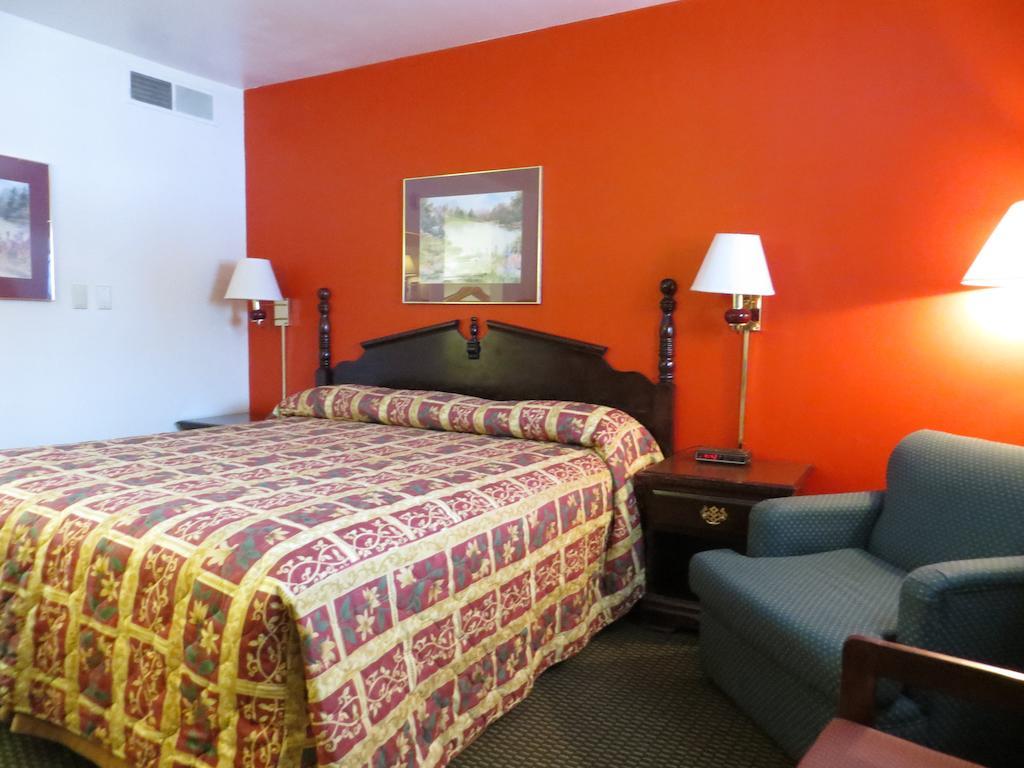 Americas Best Value Inn Arkansas City Room photo